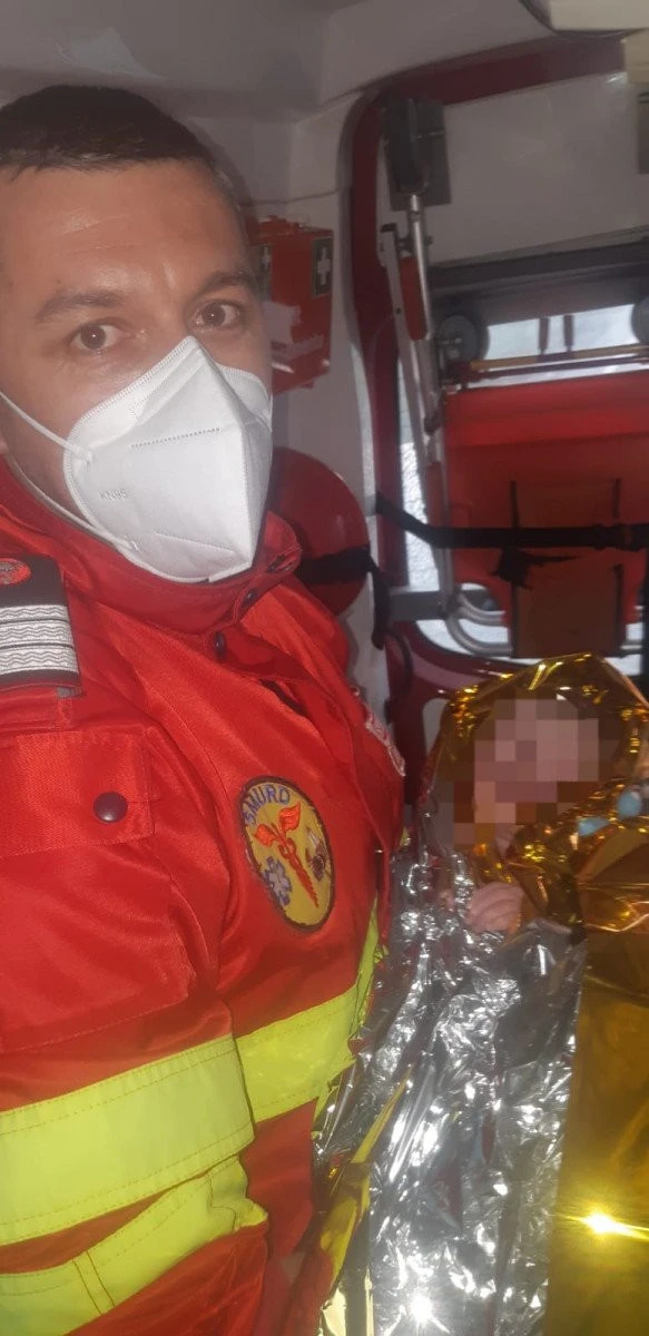 O femeie a născut pe DN7, într-o autospecială SMURD, cu ajutorul paramedicilor