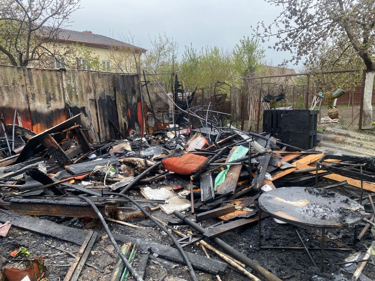O femeie de 30 de ani a suferit un atac de panică când a văzut că îi arde casa din Grădiște