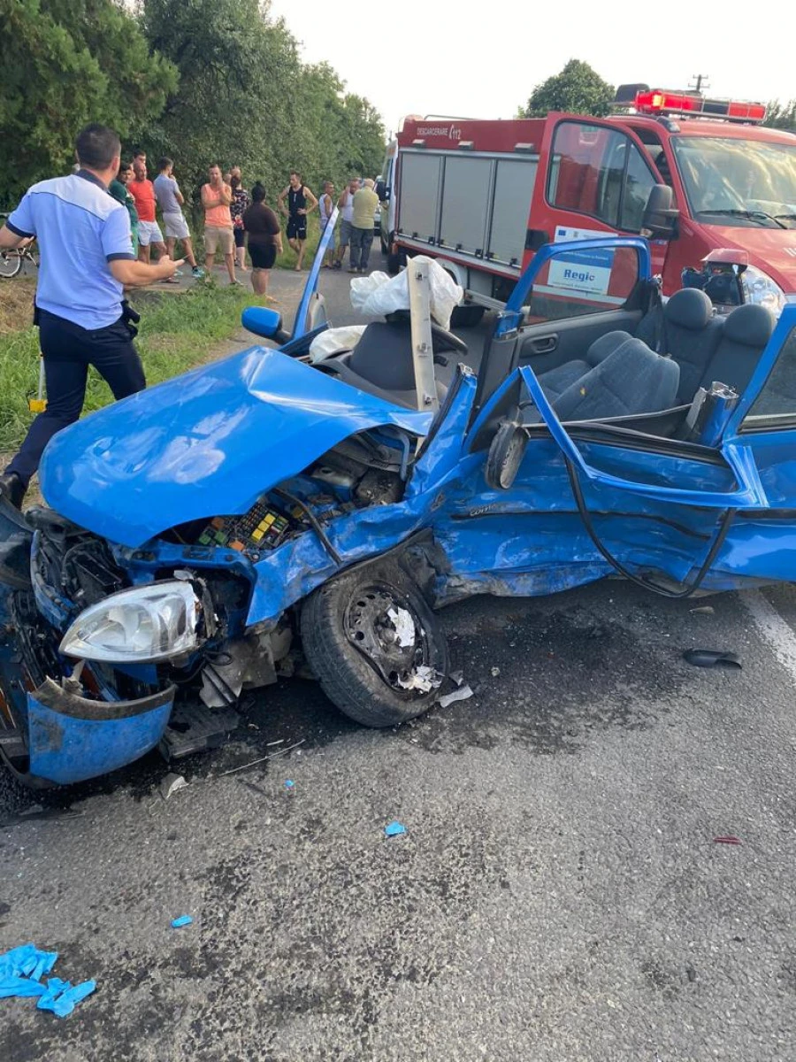 O femeie de 59 de ani din Ghioroc a decedat după ce a produs un accident în Cuvin. A fost rănit și un minor