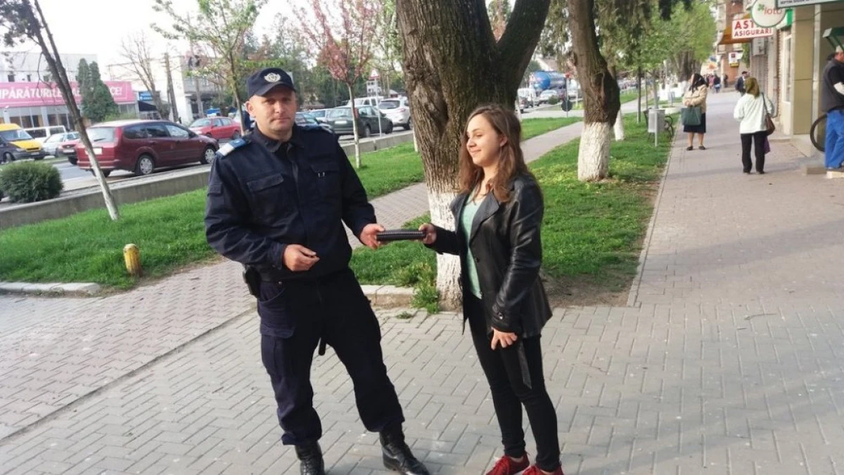 O femeie din Chișineu-Criș a găsit un portofel cu bani și l-a predat jandarmilor