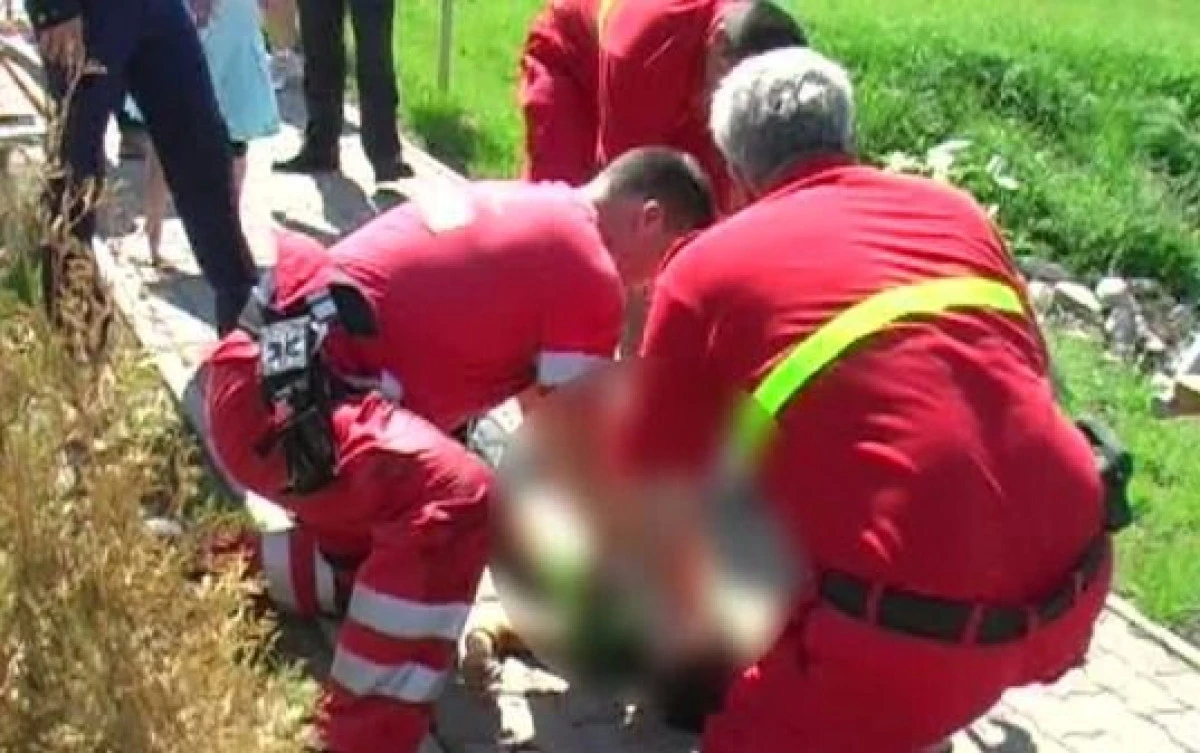 O FETITA A FOST SALVATA DE LA INEC, LA STRAND, DAR SE ZBATE INTRE VIATA SI MOARTE
