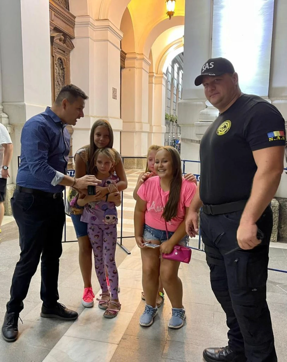 O fetiță s-a pierdut în mulțime, la concertul din fața primăriei. Polițiștii au găsit-o după doar 15 minute