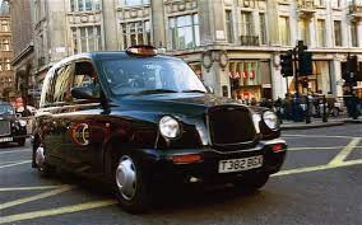 O firmă de taxi din Londra oferă un salariu de pornire de 5.000 de lire pe lună pentru a atrage şoferi