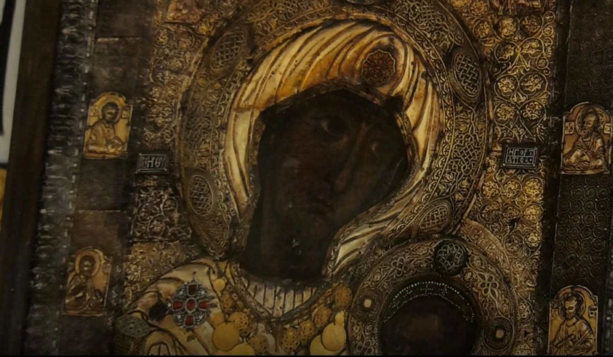 O icoană adusă de la Athos a lăcrimat într-o biserică din Sibiu