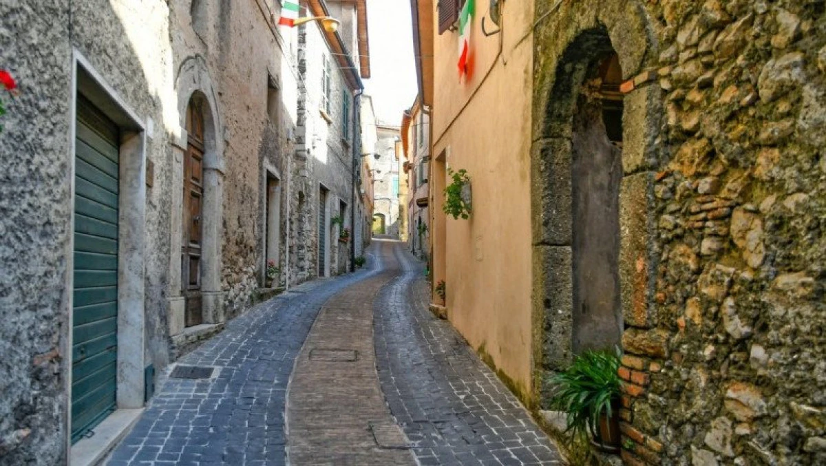 O localitate de lângă Roma preferă să vândă case cu 1 euro decât să le lase la mâna speculanților