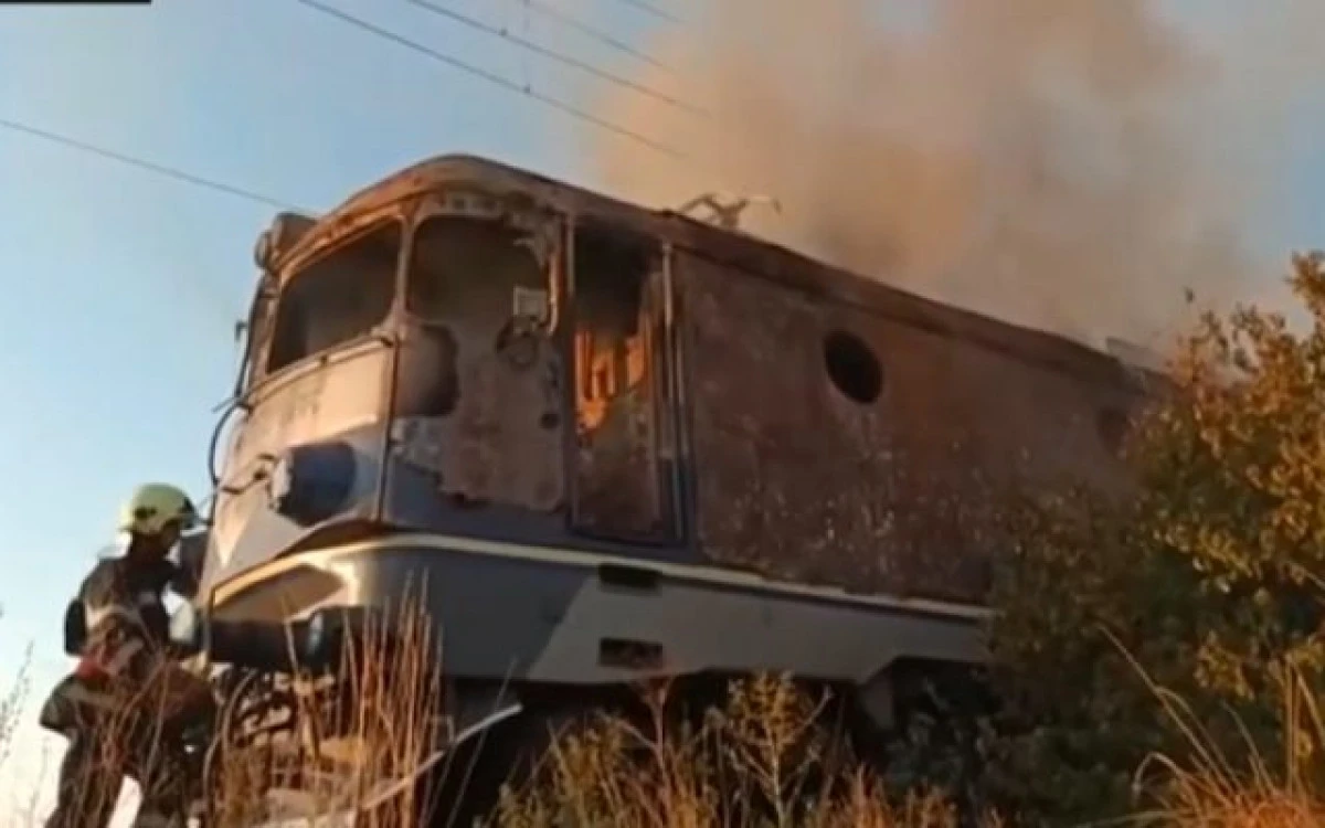 O locomotivă a luat foc în apropiere de Felnac. 40 de călători au reușit să se autoevacueze