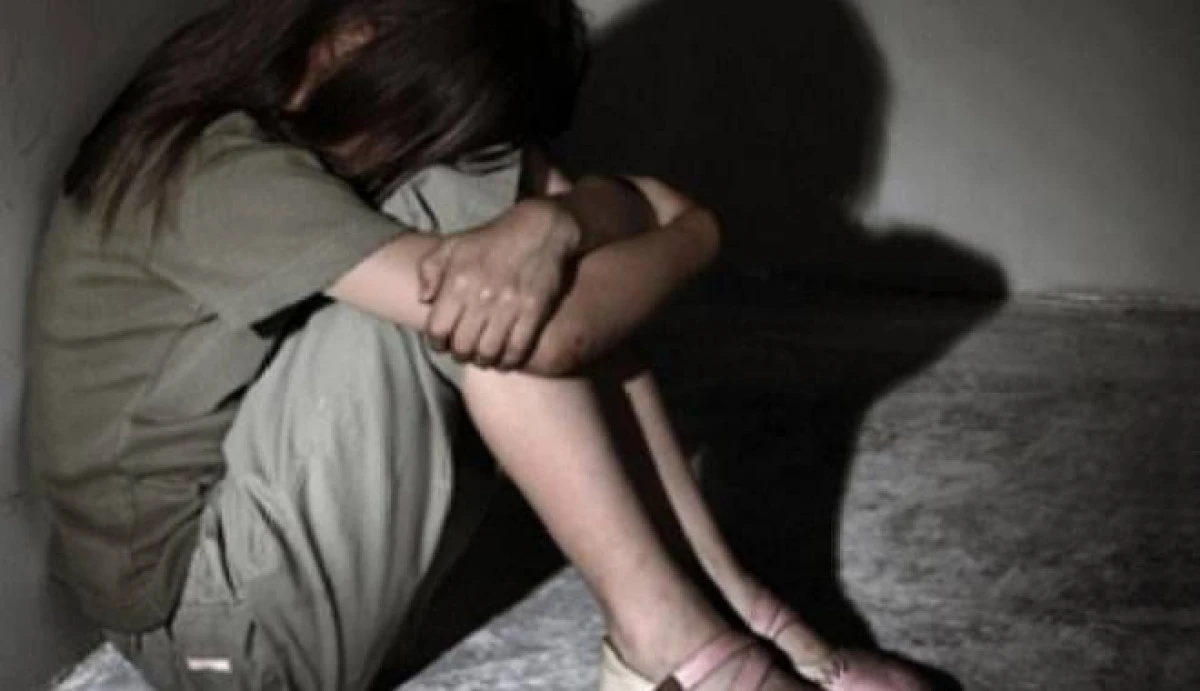 O MAMĂ ŞI-A BĂTUT CU BESTIALITATE COPIII MINORI