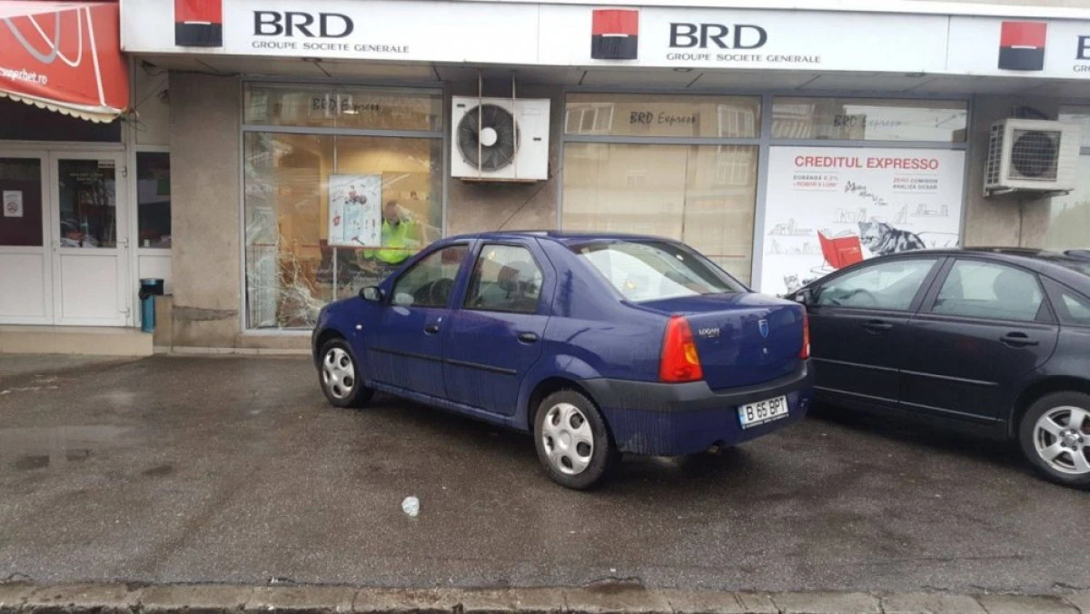 O maşină a Banc Post a intrat în sediul BRD din zona UTA