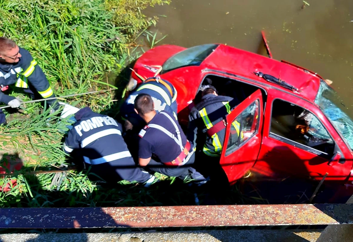 O mașină a căzut în canalul Morilor. Două persoane au decedat