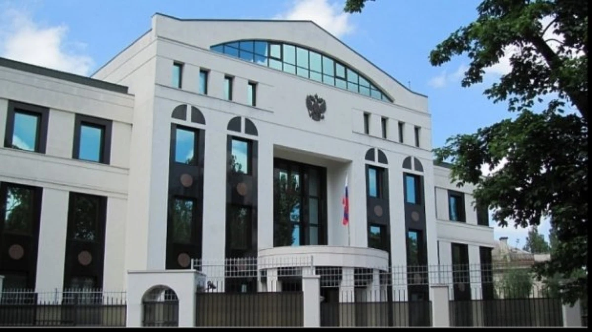 O mașină a intrat în poarta Ambasadei Rusiei din Republica Moldova