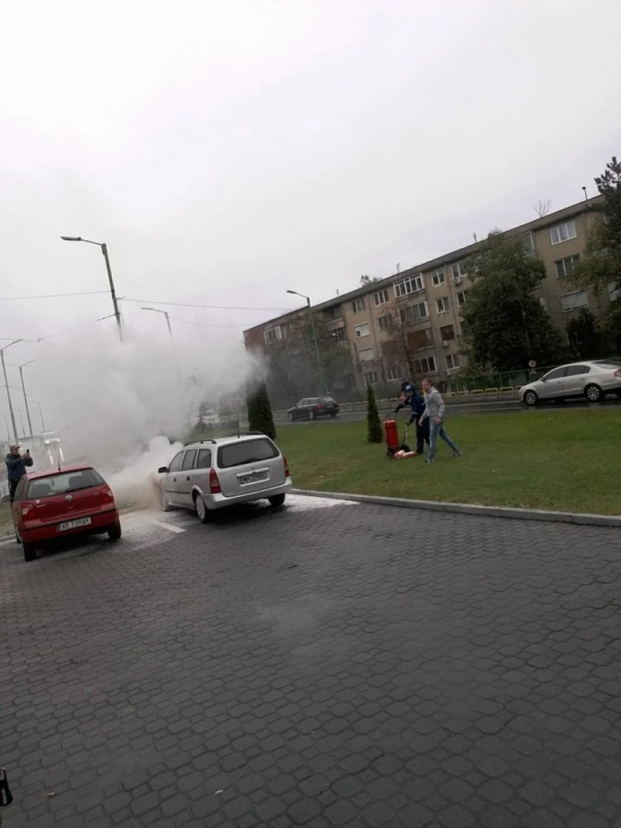 O maşină a luat foc în benzinăria Petrom din Podgoria