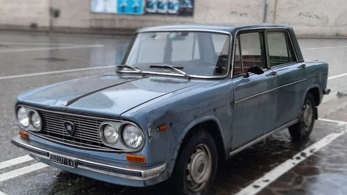 O maşină care a rămas parcată în acelaşi loc timp de aproape 50 de ani a devenit simbolul unui oraș din Italia