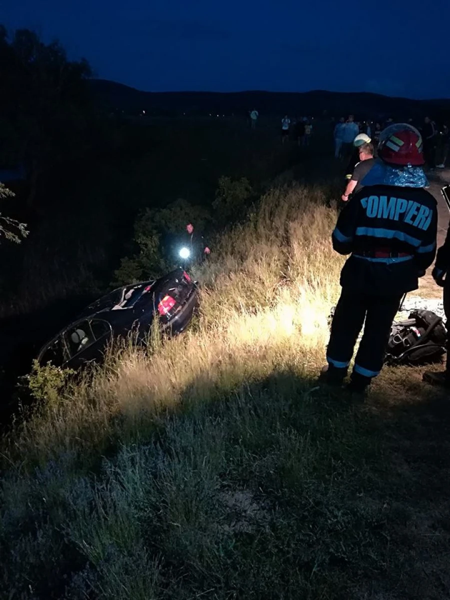 O mașină cu patru tineri a căzut în lacul Ghioroc. Două fete au decedat