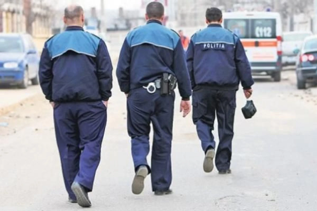 O MINORA A FOST VIOLATA DE DOI POLITISTI. FATA ERA DATA IN URMARIRE NATIONALA