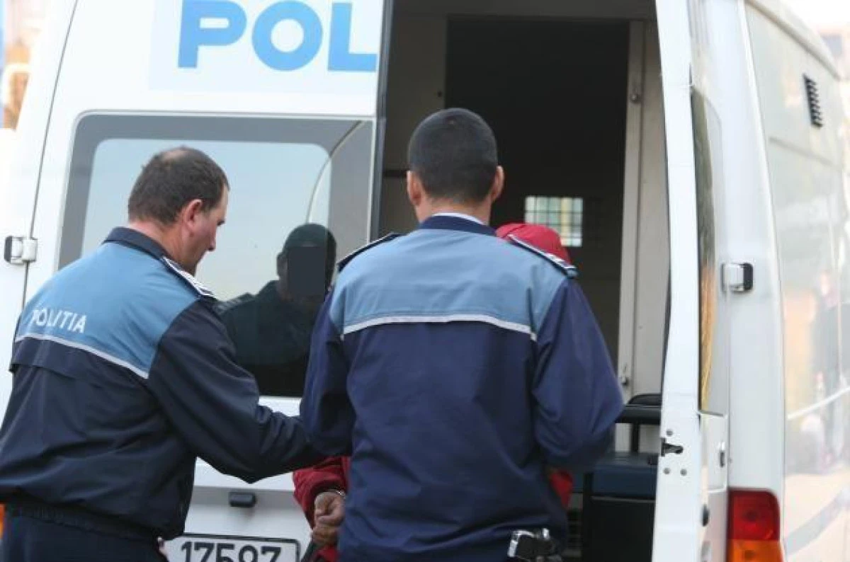 O minoră și doi bărbați din Arad, prinși furând din mai multe magazine din municipiu