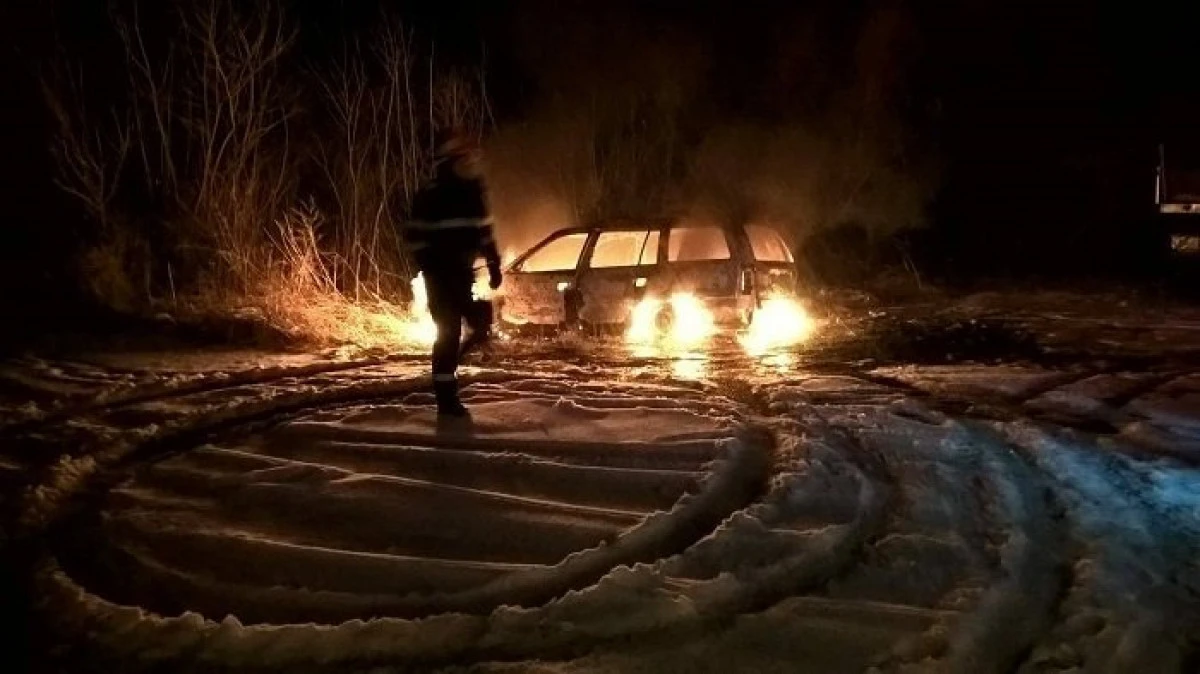 O noapte de foc pentru pompierii arădeni! Trei locuințe și un autoturism, în flăcări