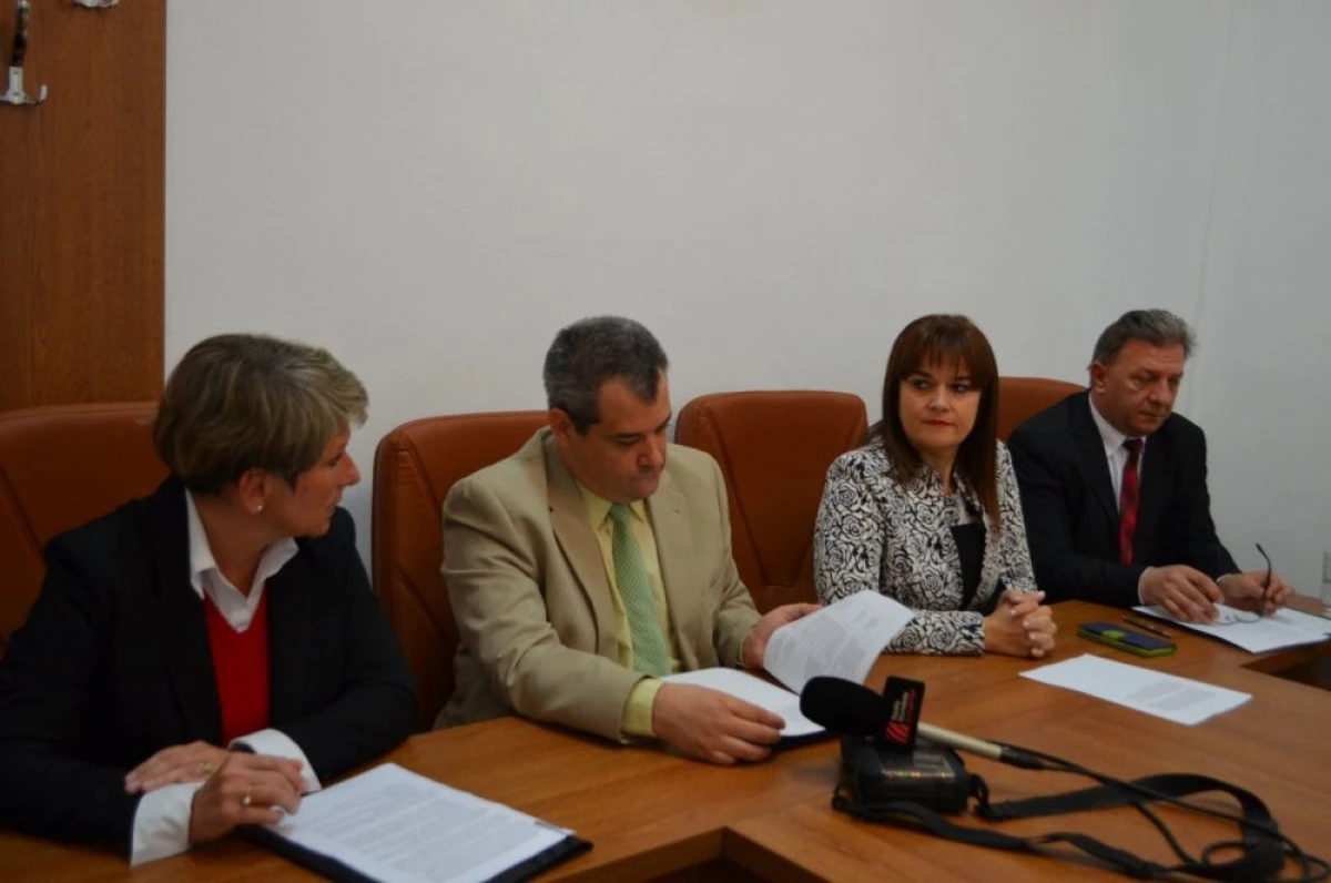 O NOUĂ ECHIPĂ DE PRORECTORI LA UAV ARAD