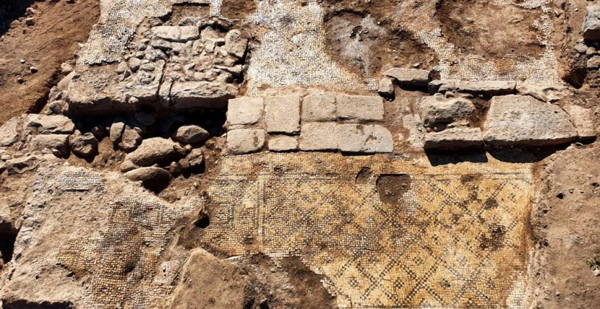 O piatră inscripționată cu mesajul „Hristos, născut de Maria”, descoperită de arheologii din Israel