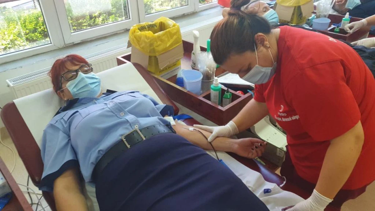 O picătura de sânge, speranță la viață. Polițiștii arădeni au donat sânge