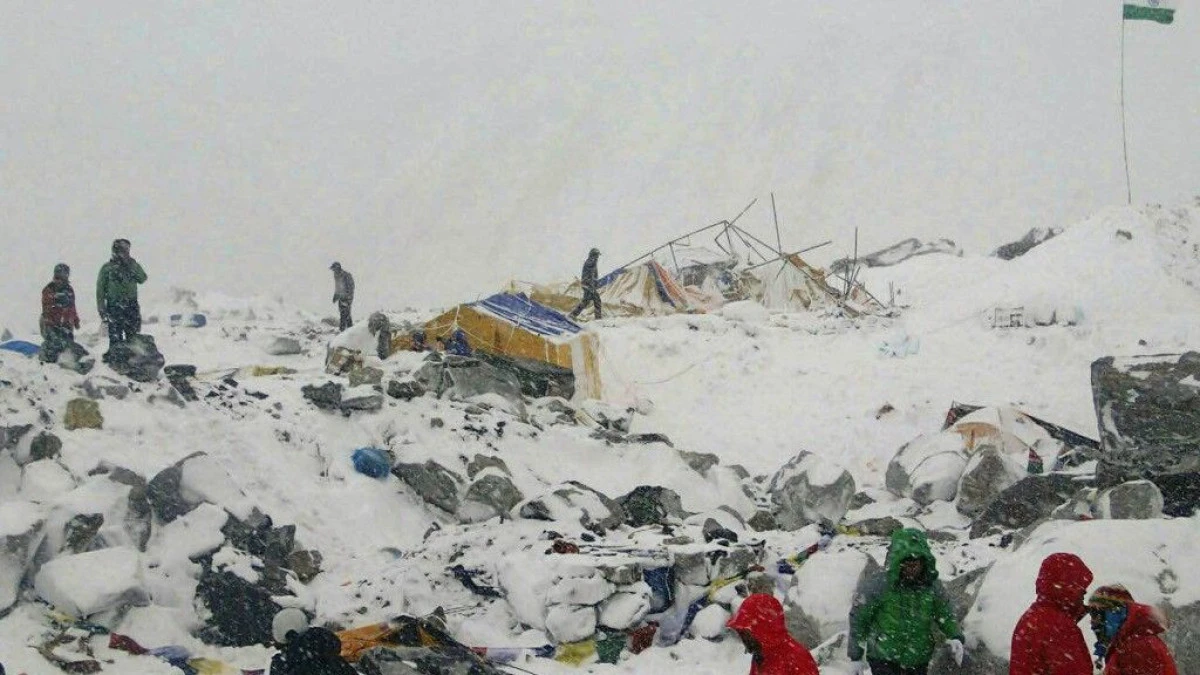 O REPLICA DE 6.7 GRADE RICHTER A AVUT LOC ASTAZI IN NEPAL. TREI AVALANSE IN LOCUL ALPINISTILOR ROMANI. TEO GAVAN: ALL GOOD