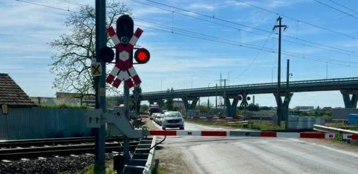 O șoferiță a fost la un pas de tragedie. A rămas blocată cu mașina între bariere, pe Șiriei