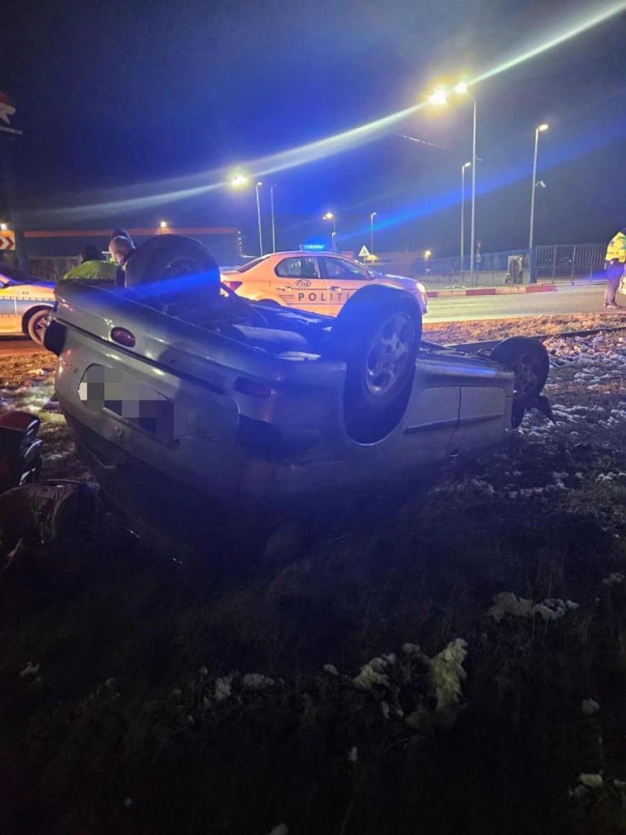 O șoferiță băută și drogată, urmărită de polițiști, s-a răsturnat cu mașina la Boul Roșu