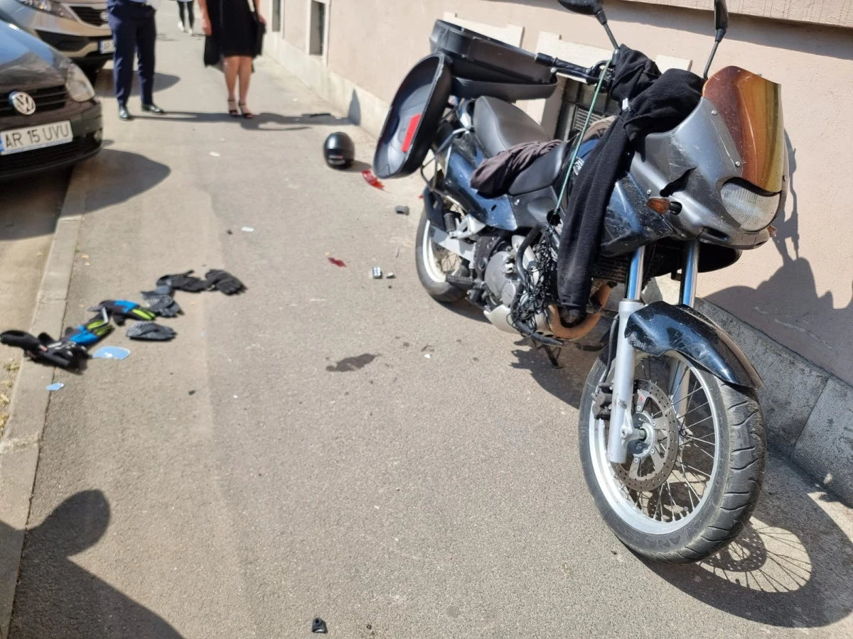 O șoferiță de 19 ani a accidentat un motociclist de 19 ani, pe Bulevardul Dragalina