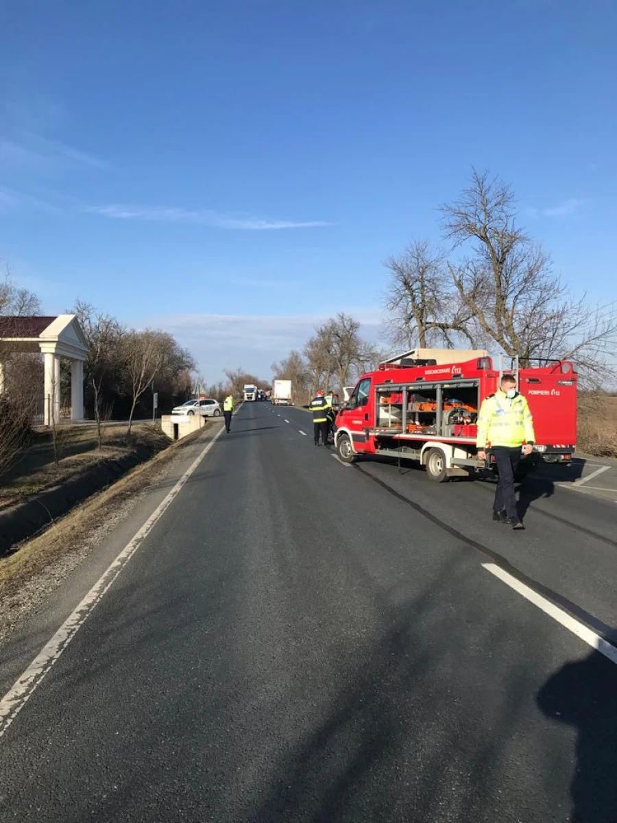 O șoferiță de 21 de ani a intrat într-o dubiță care transporta valori, la Păuliș