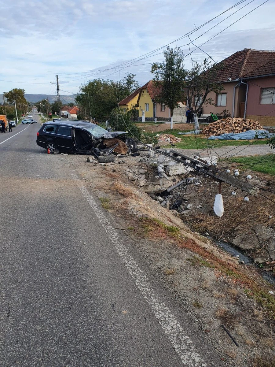O șoferiță de 29 de ani din Bocsig a intrat cu mașina în stâlp. Două victime au ajuns la spital