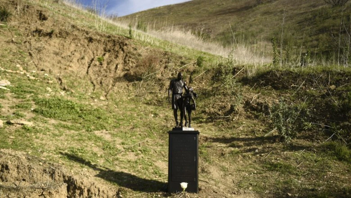 O statuie cu Kobe Bryant și fiica lui a fost amplasată la locul accidentului de elicopter