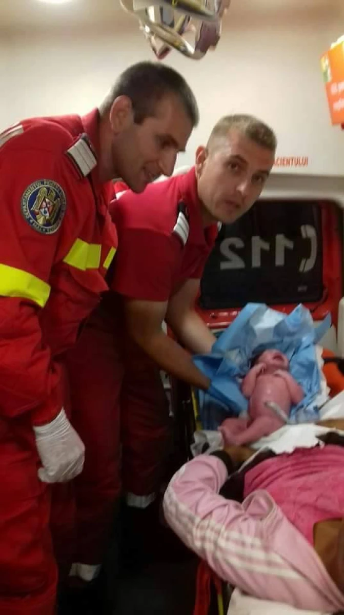 O tânără a născut în ambulanța SMURD, pe drumul Arad - Curtici