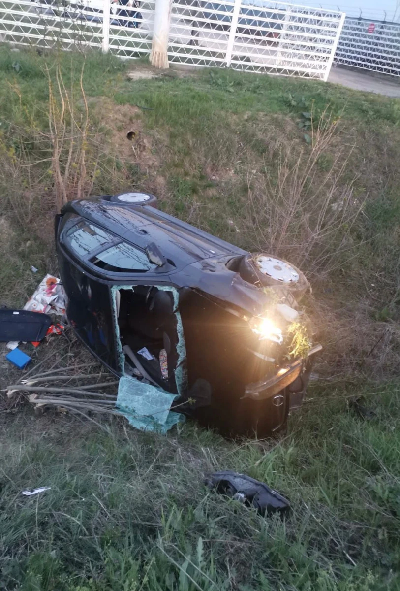 O tânără de 26 de ani a ajuns la spital după ce s-a răsturnat cu mașina