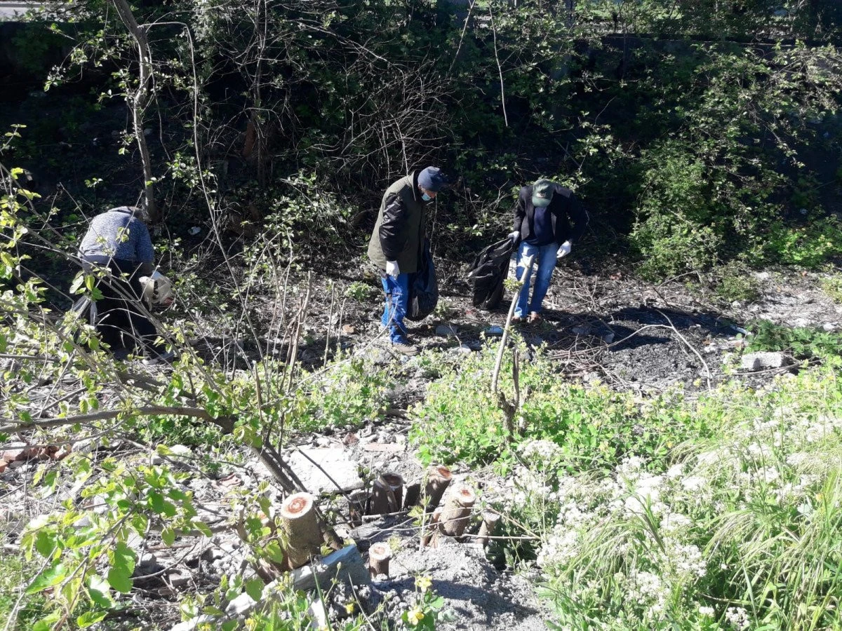 Oamenii cu ajutor social și condamnații penal au fost puși la adunat gunoaie de pe Malul Mureșului