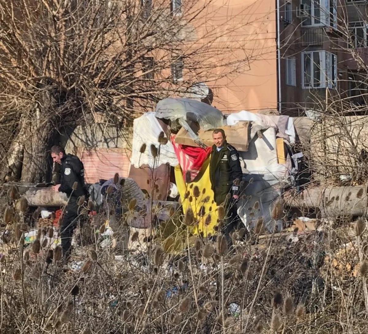 Oamenii străzii, îndepărtați de pe domeniul public de polițiștii locali