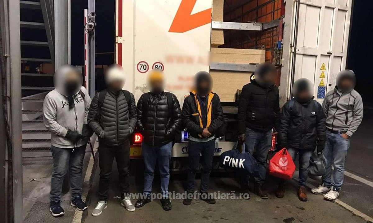 Opt cetățeni străini au fost descoperiți ascunşi printre plăci de pal, într-un TIR, la Nădlac