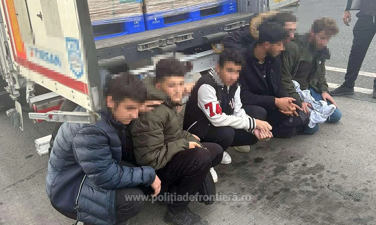 Opt cetățeni străini, depistați de polițiștii de frontieră arădeni ascunși într-un TIR
