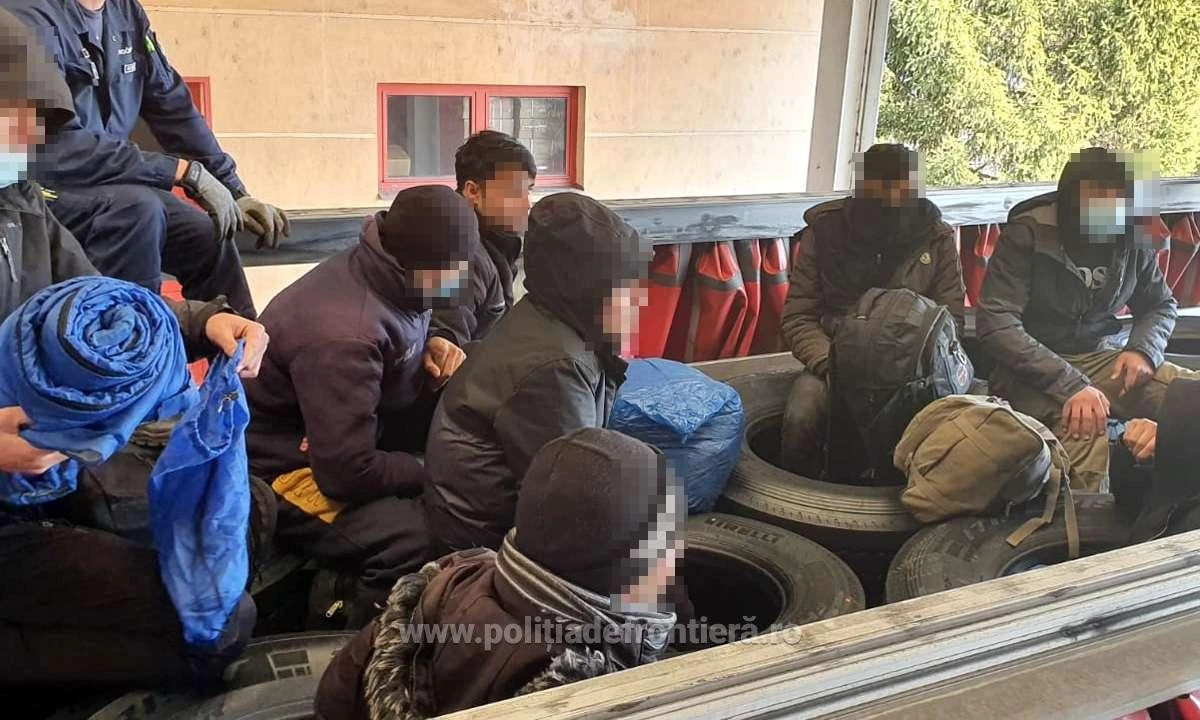 Opt cetăţeni străini, depistaţi în vama Vărșand ascunşi printre anvelope, într-un TIR