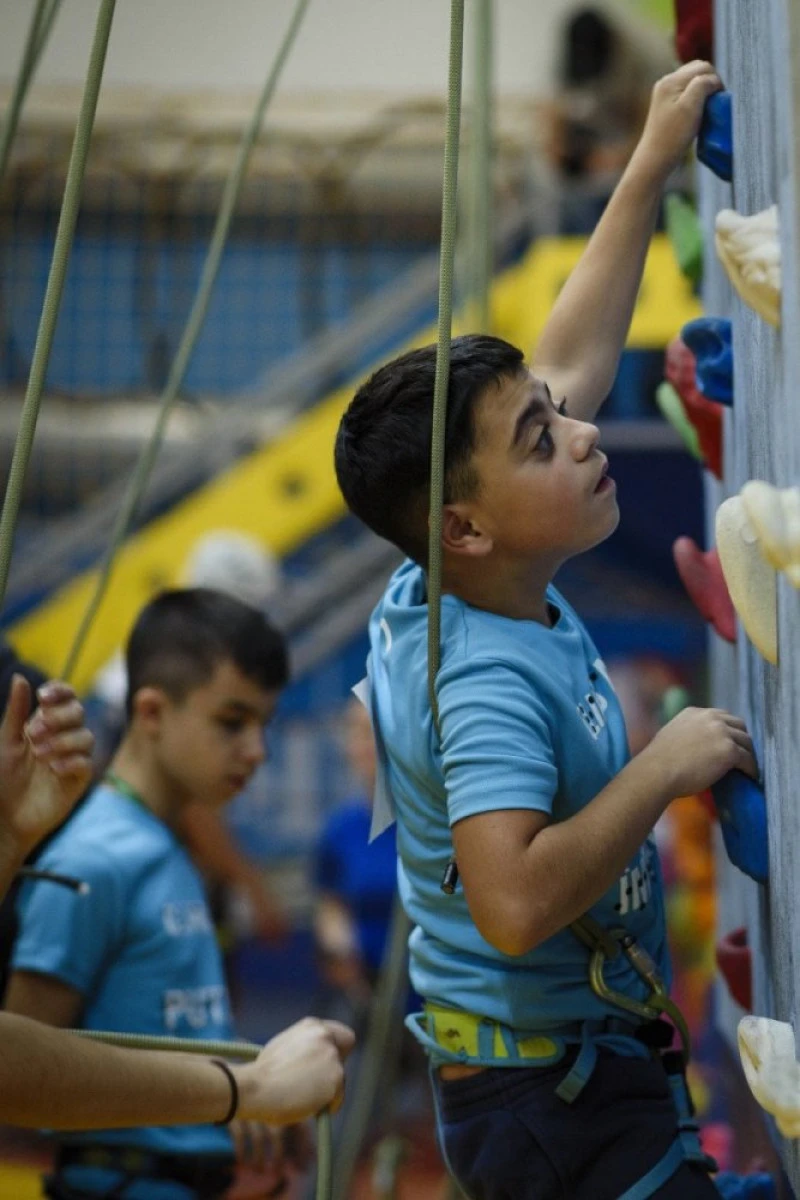 Opt copii din Arad cu deficiențe de vedere au participat la Festivalul de Cățărat - Puternici Împreună