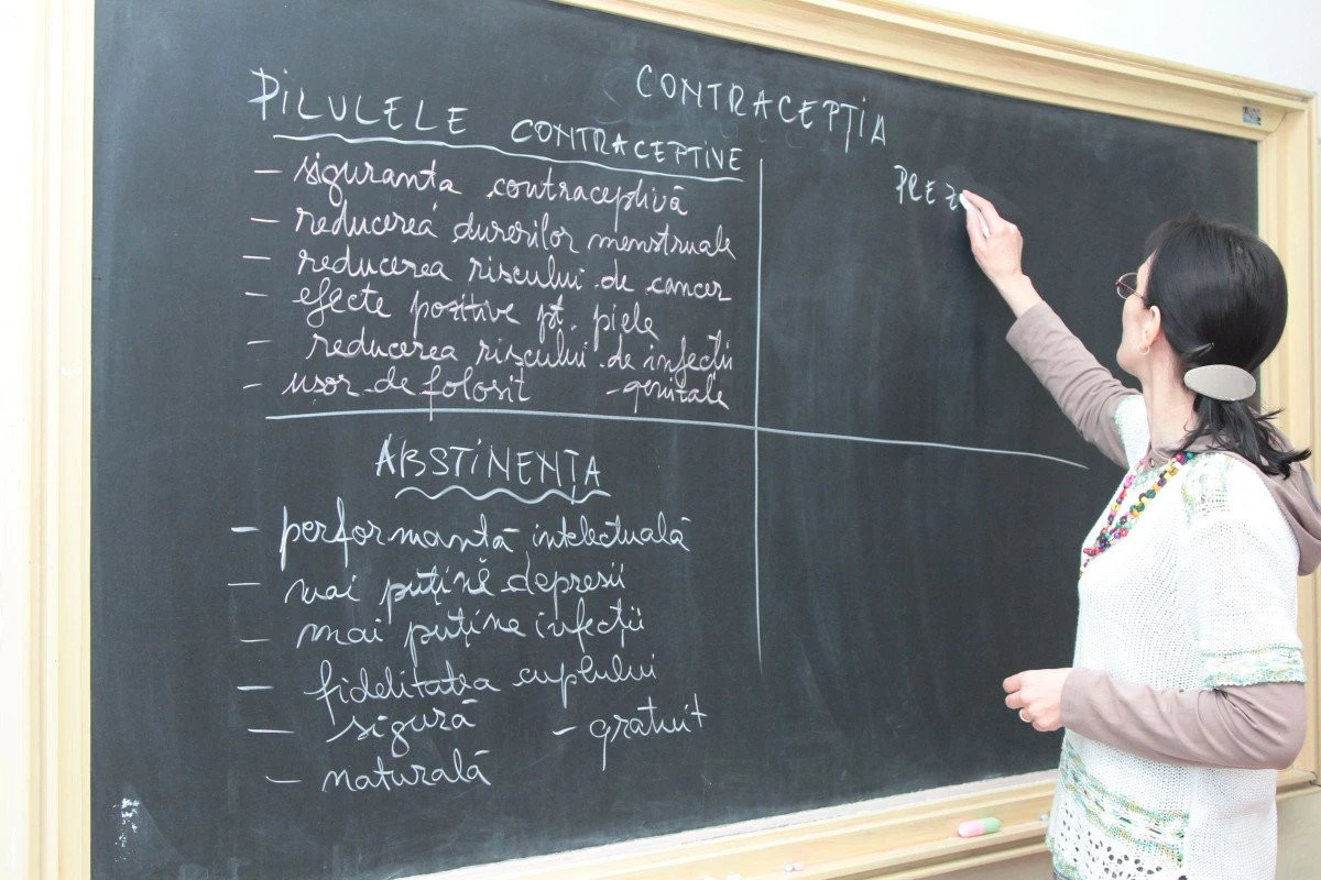 Opt din zece părinți sunt de acord cu introducerea educației sexuale în școli