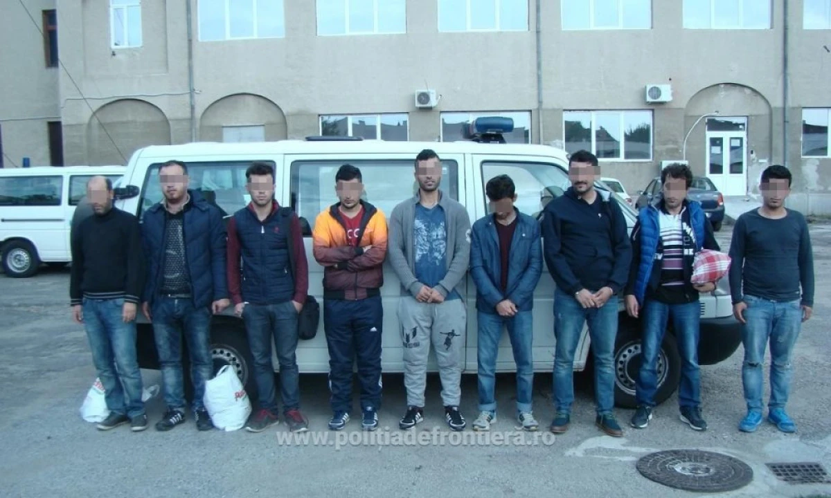 Opt migranți, ascunşi într-un ansamblu rutier încărcat cu autoturisme