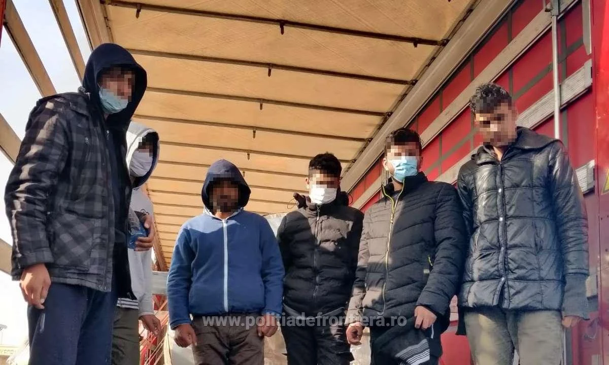 Opt migranți din Afganistan, prinși ascunși în două TIR-uri la PTF Nădlac II