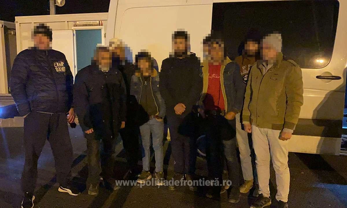 Opt persoane descoperite ascunse într-un microbuz, în vama Nădlac