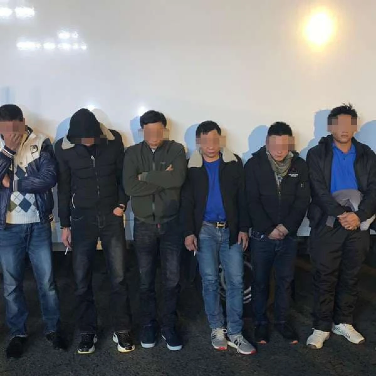 Opt vietnamezi ascunși într-o autoutilitară, prinși în vama Nădlac