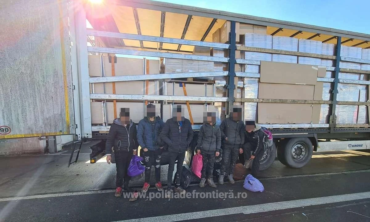 Optsprezece cetăţeni din Afganistan, depistaţi ascunşi în automarfare la Nădlac