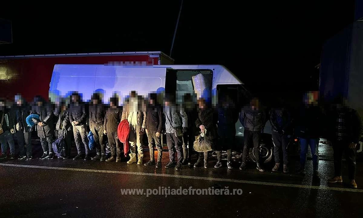 Optsprezece refugiați au încercat să treacă ilegal frontiera, ascunşi într-o autoutilitară