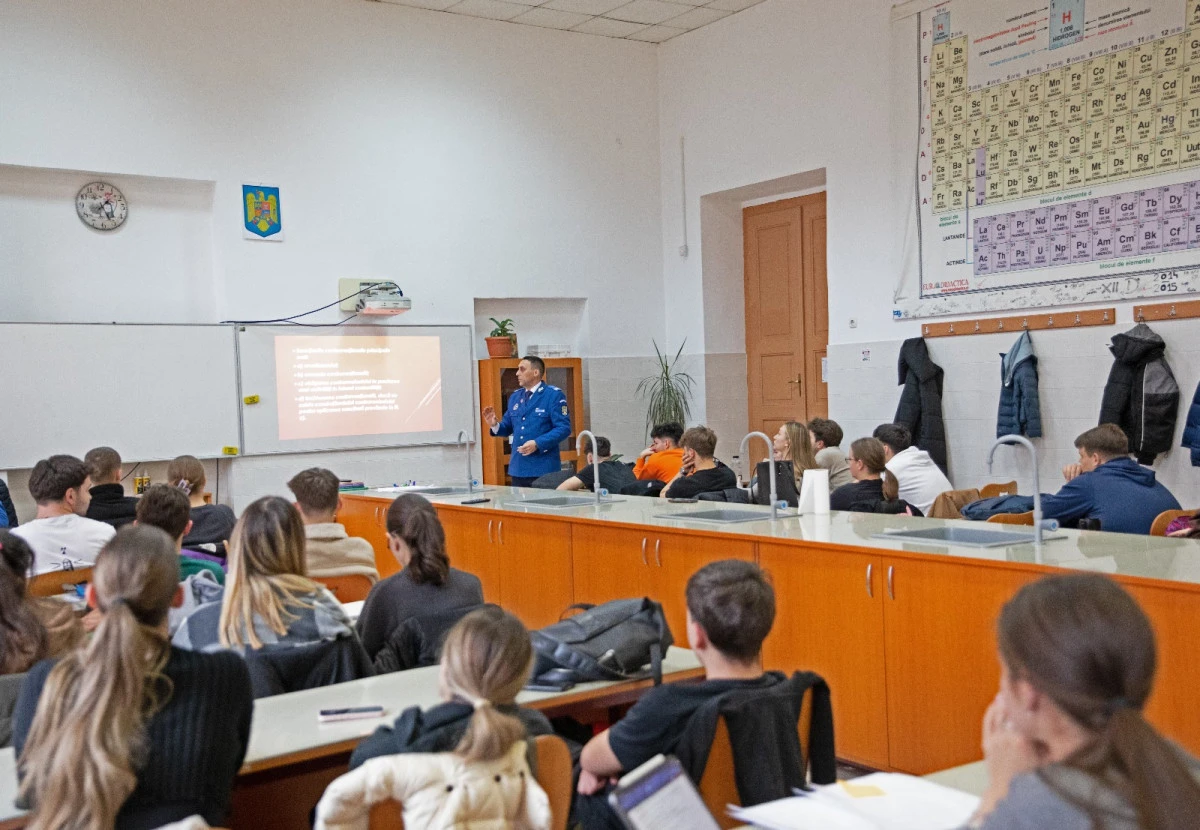„Ora de civilizație: activitate preventivă pentru prevenirea faptelor antisociale în școlile arădene”