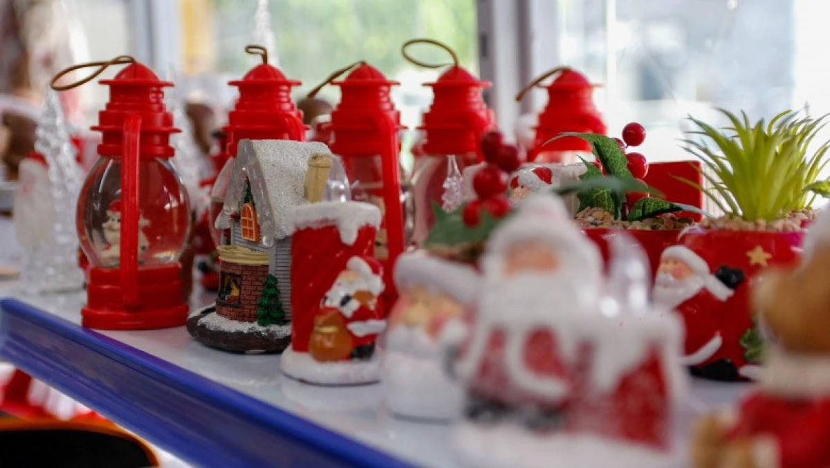 Ornamentele și decorațiunile de Crăciun se vor scumpi din cauza crizei de materii prime din fabricile din China