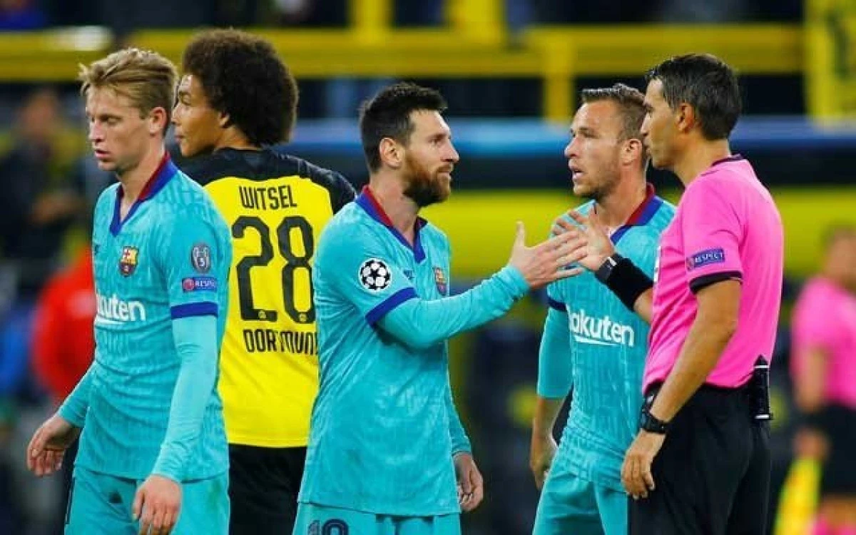 Ovidiu Haţegan a dictat un penalty, în Dortmund - Barcelona