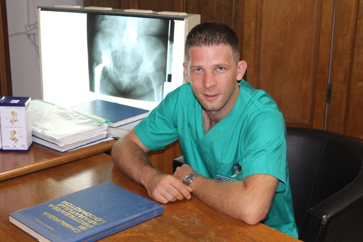 Pacient în stare gravă, lovit de tren, salvat de medicul Bogdan Miroslav Jitariu