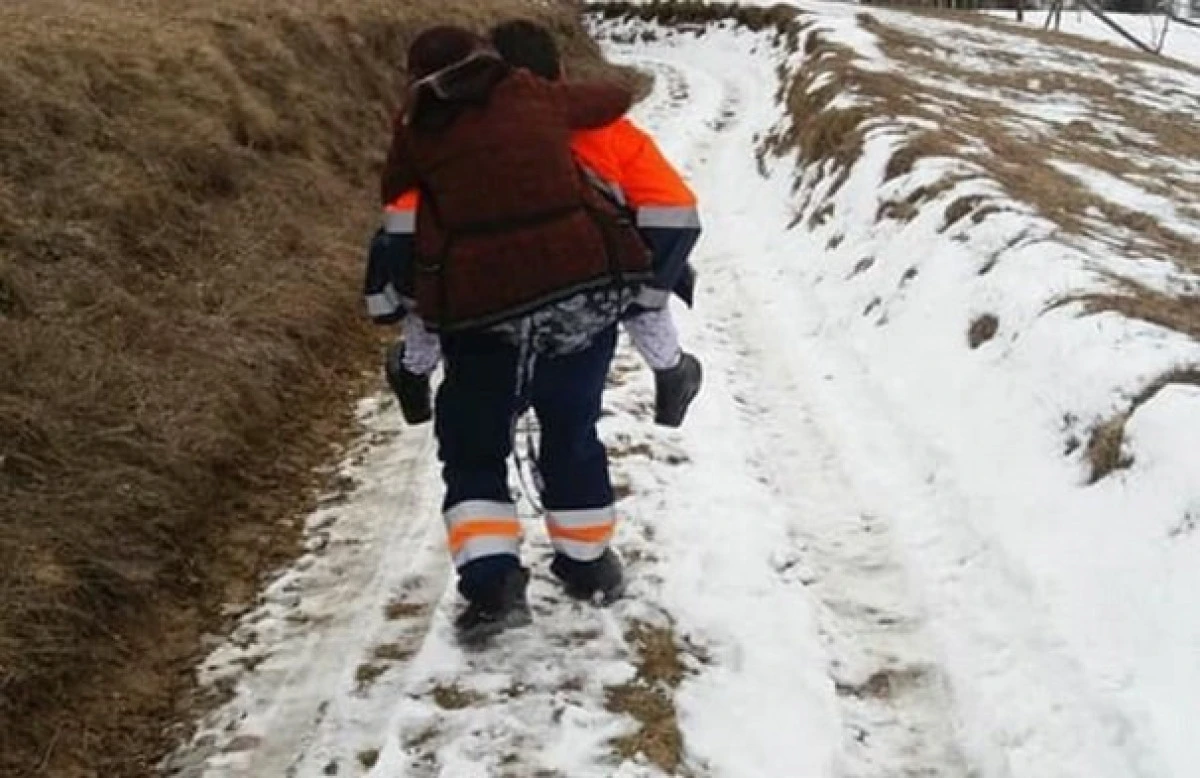 Pacientă de 80 de ani, dusă în spate jumătate de kilometru de ambulanțier